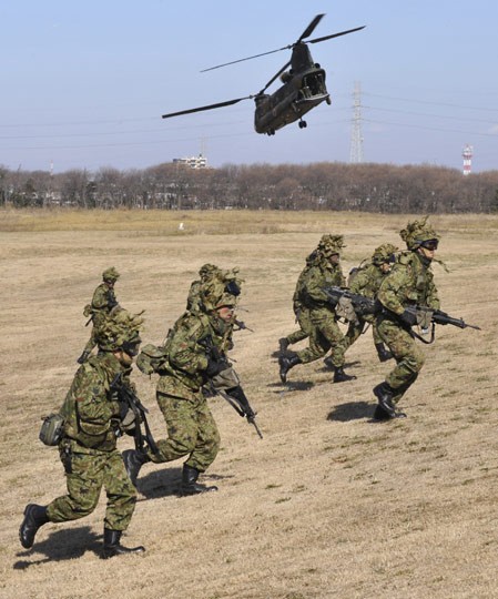 Ngày 10 tháng 1 năm 2013, Lữ đoàn nhảy dù 1 của Lực lượng Phòng vệ Mặt đất Nhật Bản tiến hành diễn tập ở thao trường Narashino, tỉnh Chiba, Nhật Bản.